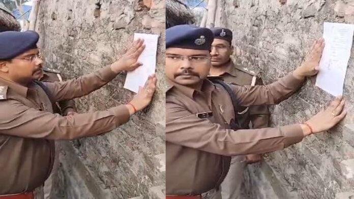 वांछित अभियुक्त राकेश के घर डुगडूगी बजा चिपकाया इश्तेहार