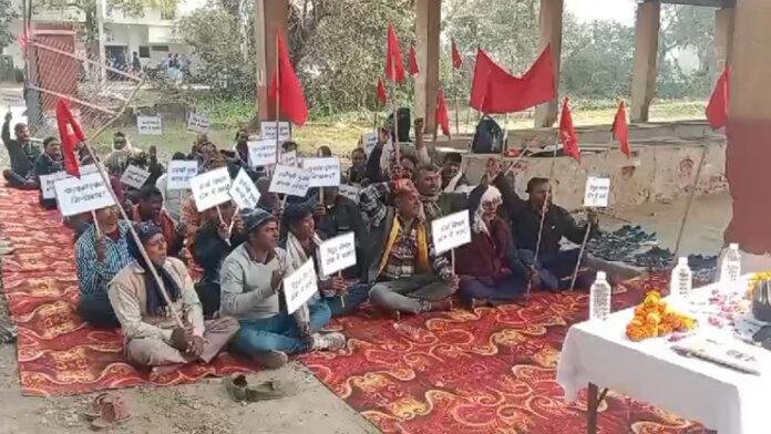 मानव बलों ने 11 सूत्री मांगों को लेकर दिया धरना