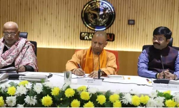 5 जनवरी से महाकुंभ के लिए यूपी में चलेंगी 550 शटल बसें, CM Yogi की घोषणा | 22Scope News मंगलवार को प्रयागराज में महाकुंभ की तैयारियों को लेकर मीडिया को जानकारी देते सीएम योगी आदित्यनाथ।