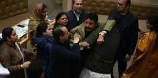चंडीगढ़ नगर निगम की बैठक में हंगामा।