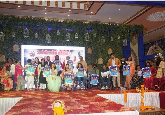 वाराणसी के बाबतपुर में आयोजित अंतरराष्ट्रीय दिव्यांगजन फैशन शो के प्रतिभागियों के साथ अतिथिगण एवं निर्णायक मंडल के सदस्य। 