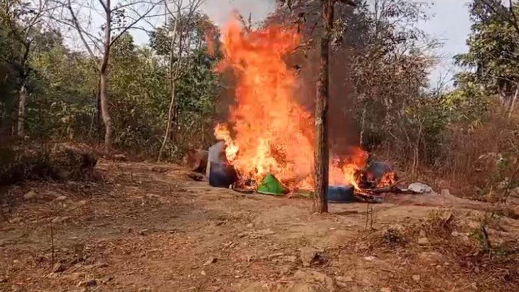 जंगल में ग्रामीणों ने बड़ी कार्रवाई करते हुए शराब भट्टी को किया ध्वस्त