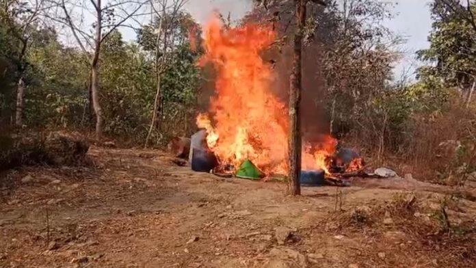 जंगल में ग्रामीणों ने बड़ी कार्रवाई करते हुए शराब भट्टी को किया ध्वस्त