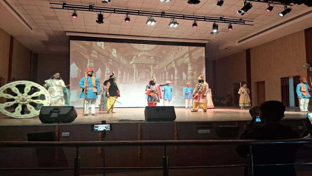 IPTA 1 भिखारी ठाकुर की जयंती पर इप्टा के जातीय विद्वेष व युद्ध की वीभिषिका के खिलाफ नाटक 'रश्मिरथी' को देख भाव विभोर हुए सामयिन