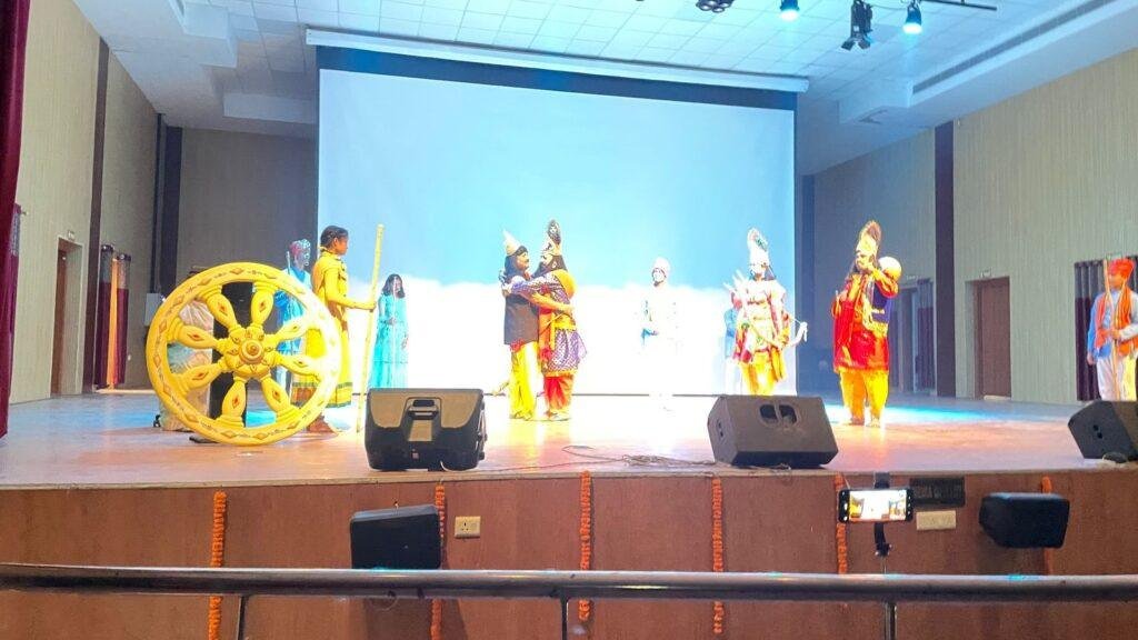 भिखारी ठाकुर की जयंती पर इप्टा के जातीय विद्वेष व युद्ध की वीभिषिका के खिलाफ नाटक 'रश्मिरथी' को देख भाव विभोर हुए सामयिन | 22Scope News IPTA 2 22Scope News