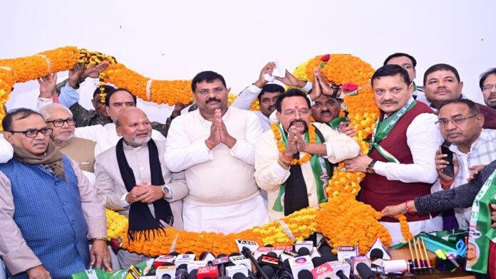 बिखरने लगा जनसुराज पार्टी : दिनेश ओझा सहित कई लोगों ने थामा JDU का दामन