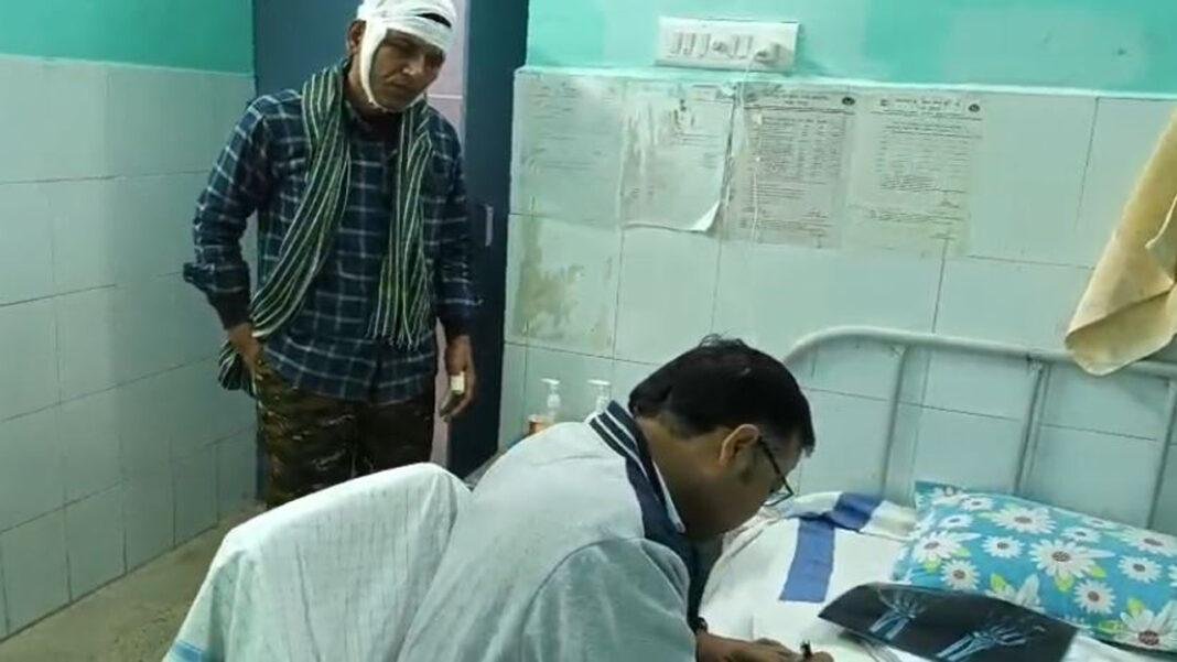 PACS चुनाव के बाद DJ पर जुलूस, समझाने गई पुलिस टीम पर हमला, 5 गिरफ्तार