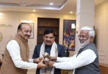 मध्य प्रदेश के राजभवन में राज्यपाल और सीएम से मुलाकात करते यूपी के जलशक्ति मंत्री स्वतंत्रदेव सिंह।