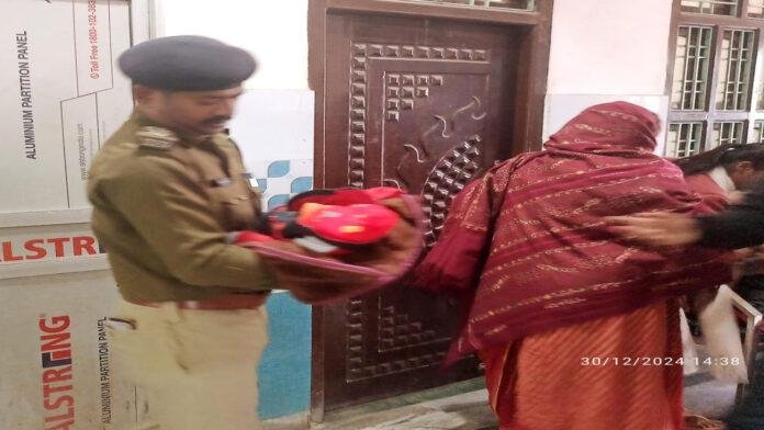 पुलिस ने पेश किया मानवता का मिसाल, जख्मी एक माह के बच्चे को गोद में उठाकर पहुंचाया अस्पताल