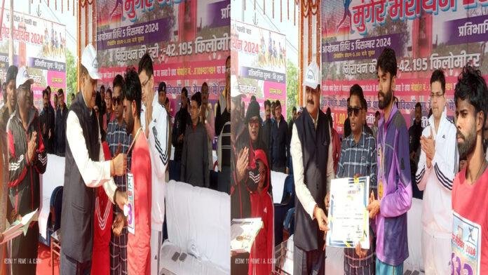 Munger Marathon 2024 : पुरुष धावक अभिषेक व महिला वर्ग में रोजी हुए सम्मानित