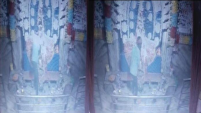 संस्कारी चोर : मंदिर में पहले मां दुर्गा को किया प्रणाम, फिर उतार लिया गले से गहना