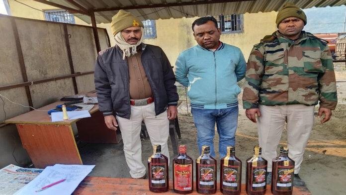 6 बोतल विदेशी शराब के साथ एक धराया, भेजे गए जेल
