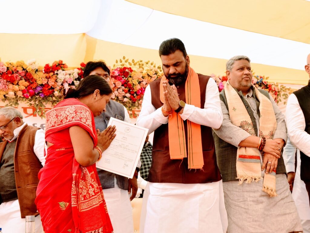 सम्राट ने जीविका दीदियों को वितरित किया प्रमाणपत्र