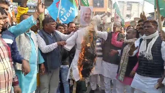 कांग्रेस ने शाह का एकता चौक पर किया पुतला दहन