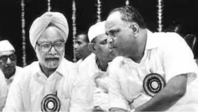पूर्व प्रधानमंत्री स्व. डॉ. मनमोहन सिंह के साथ शरद पवार की पुरानी तस्वीर।