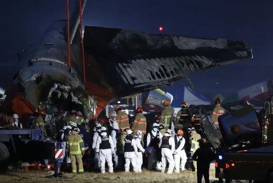 South Korea में Plane crash के लिए जेजू एयर के सीईओ ने मांगी माफी दक्षिण कोरिया में विमान हादसे के बाद रेस्क्यू ऑपरेशन का दृश्य।