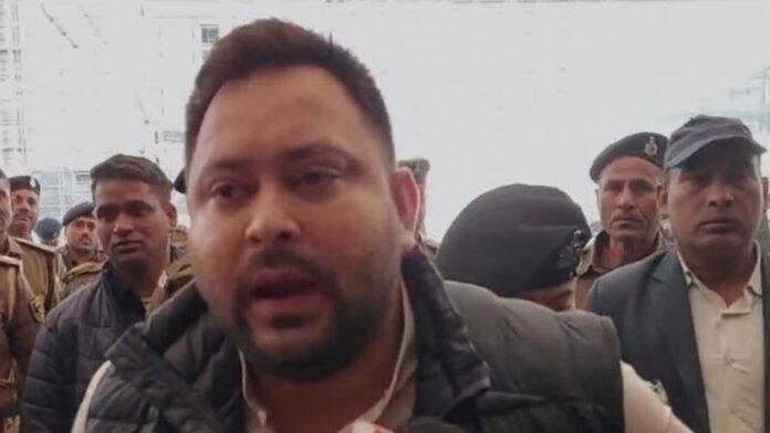 सरकार पर जमकर बरसे तेजस्वी, कहा- नीतीश राज में लाठी-डंडे से होता है काम