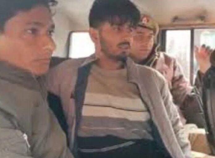 एनकाउंटर के बाद हिरासत में घायल किडनैपर अर्जुन कर्णवाल।