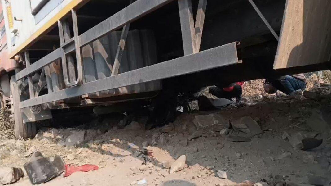 Dhanbad Accident : कंटेनर के नीचे आया बाइक सवार, दो महिला समेत 3 गंभीर...