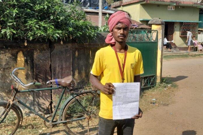 Dumka : रानीश्वर आधार कार्ड सुधार केंद्र में संचालक पर अवैध उगाही का आरोप...