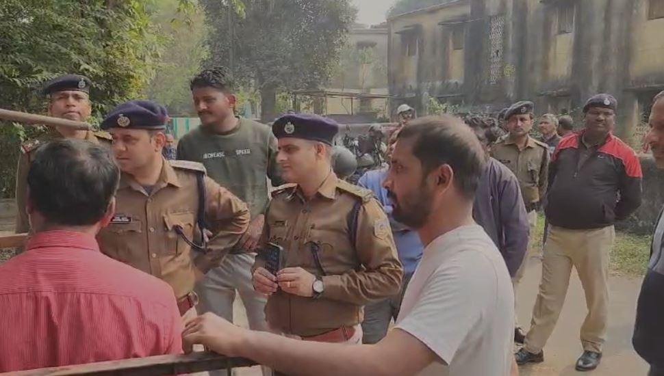 Bokaro Suicide : घटना के बाद जुटी लोगों की भीड़