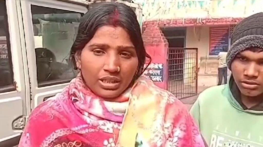 Dhanbad : थाने में गुहार लगाती महिला