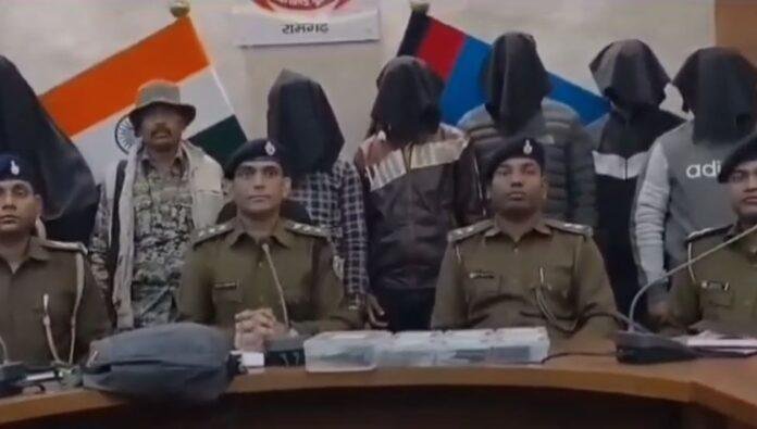 Ramgarh Crime : श्रीवास्तव और पांडेय गैंग के 16 गुर्गे धराए, देसी कट्टा नगद सहित...