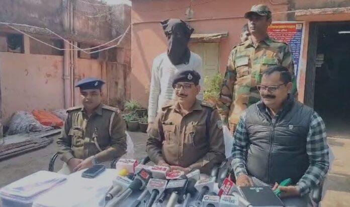 Dhanbad Crime : गैंगस्टर प्रिंस खान का एक गुर्गा आर्म्स के साथ गिरफ्तार...