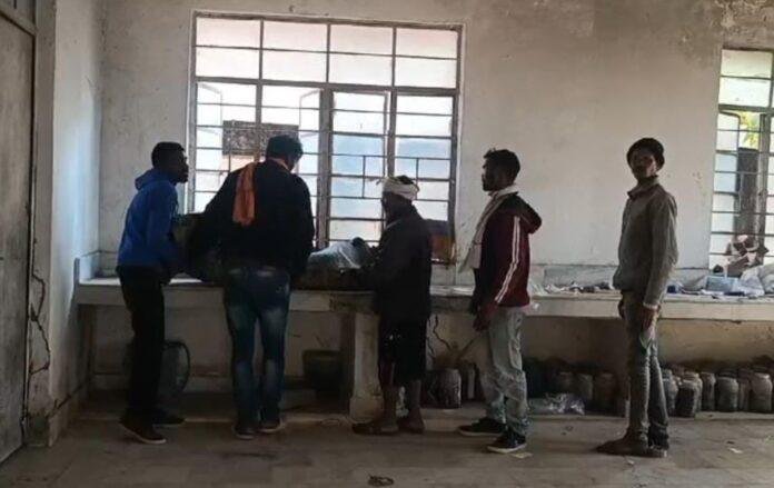 Gumla Suicide : इमली के पेड़ पर फांसी लगाकर युवक ने कर ली आत्महत्या, पत्नी से...