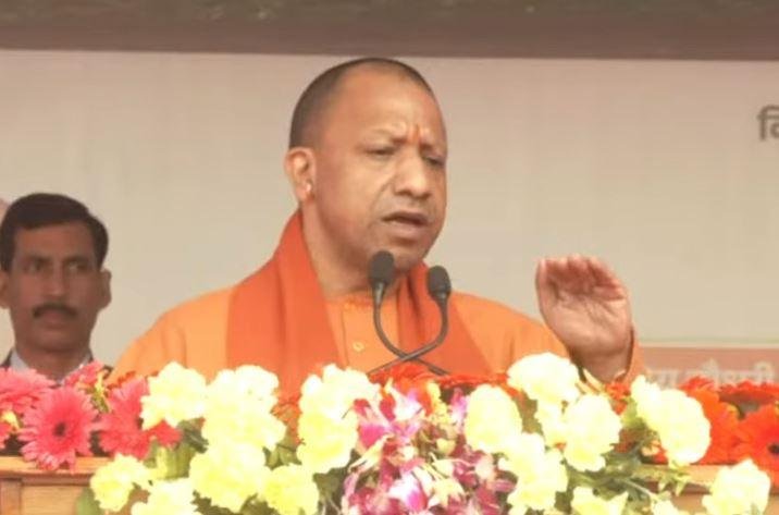 लखनऊ में सोमवार को किसान सम्मान दिवस समारोह को संबोधित करते सीएम योगी आदित्यनाथ। 