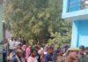 Pratapgarh Shocker प्रतापगढ़ में घटनास्थल पर पहुंची पुलिस और जुटे लोग।