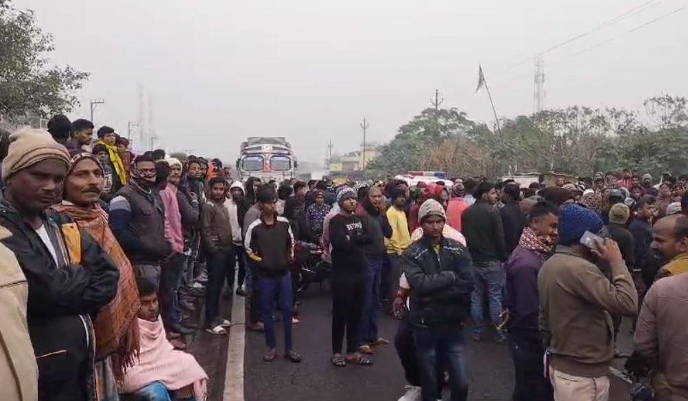 Bokaro Accident : दुर्घटना के बाद सड़क जाम करते स्थानीय ग्रामीण