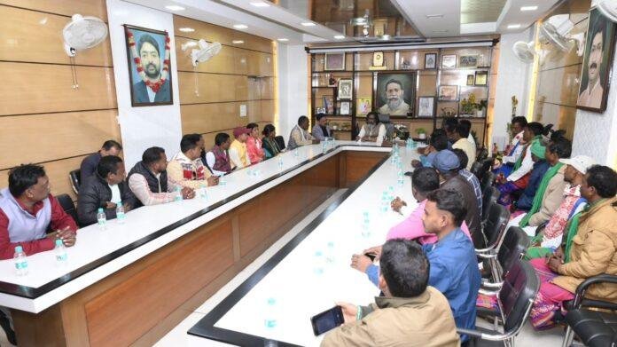 Breaking : सीएम हेमंत सोरेन से मरांङ बुरू फाउंडेशन प्रतिनिधिमंडल ने की मुलाकात...