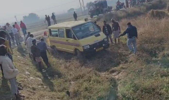 Giridih Accident : फोन पर बात कर रहा था चालक, अचानक पलटी बच्चों से भरी स्कूली वैन फिर...