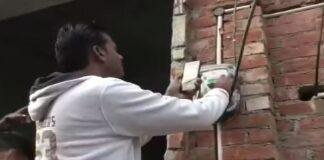 संभल में सपा सांसद के घर पर गुरूवार की सुबह बिजली विभाग की ओर से की जा रही जांच का दृश्य।