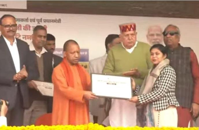 लखनऊ में सोमवार को चौधरी चरण सिंह जी की जयंती पर उनकी प्रतिमा पर माल्यार्पण एवं मुख्यमंत्री कृषक उपहार योजना के अंतर्गत कृषकों को सम्मानित करते सीएम योगी।