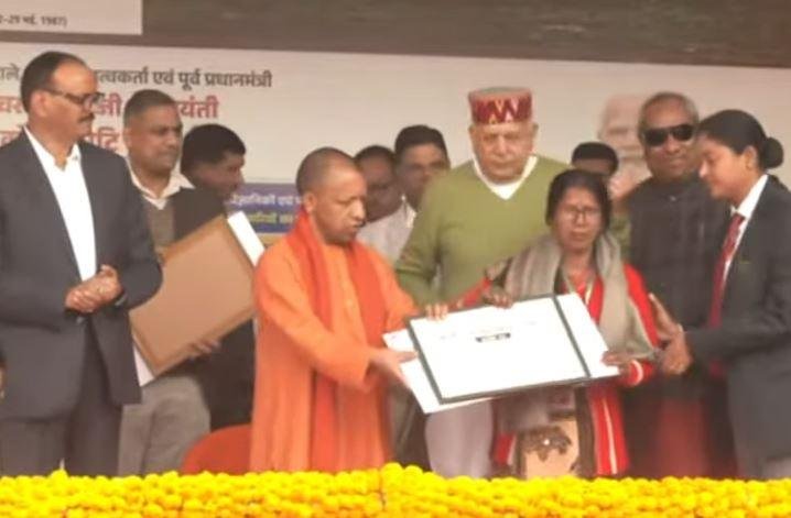 लखनऊ में सोमवार को चौधरी चरण सिंह जी की जयंती पर उनकी प्रतिमा पर माल्यार्पण एवं मुख्यमंत्री कृषक उपहार योजना के अंतर्गत कृषकों को सम्मानित करते सीएम योगी। 