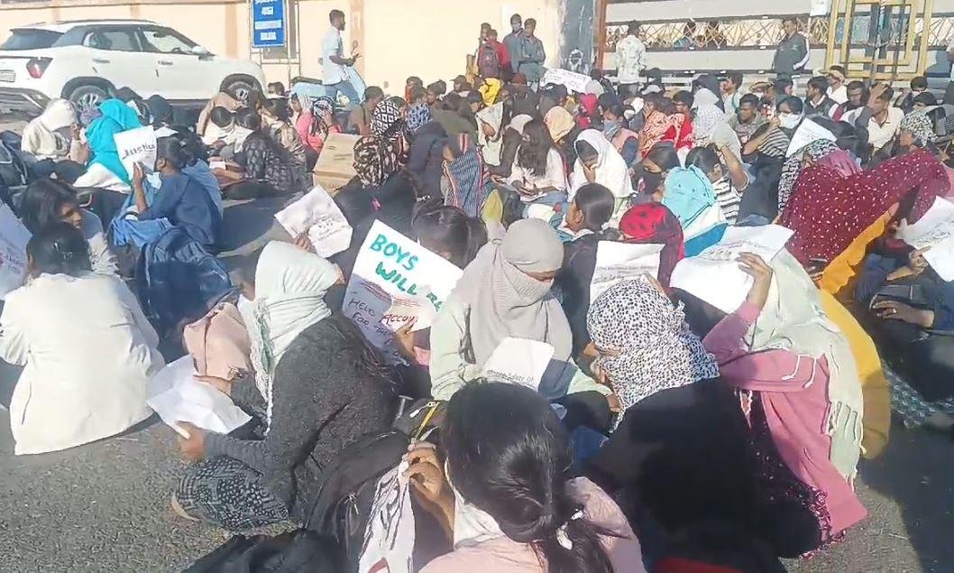 CUJ Molestation Case : सीयूजे की छात्रा के साथ छेड़खानी के बाद छात्रों में उबाल, मेन गेट बंद कर...