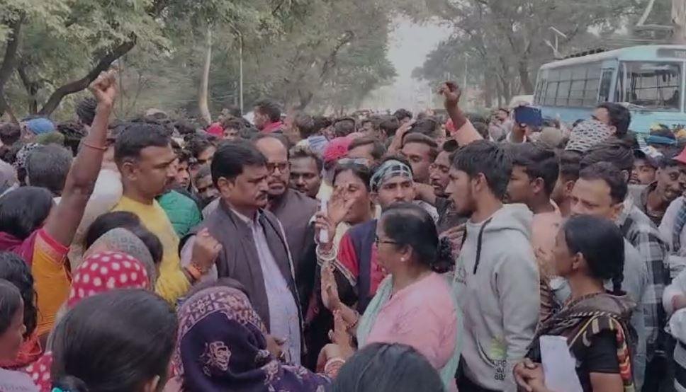 Damodar Yadav murder : हत्या के बाद हंगामा करते ग्रामीण