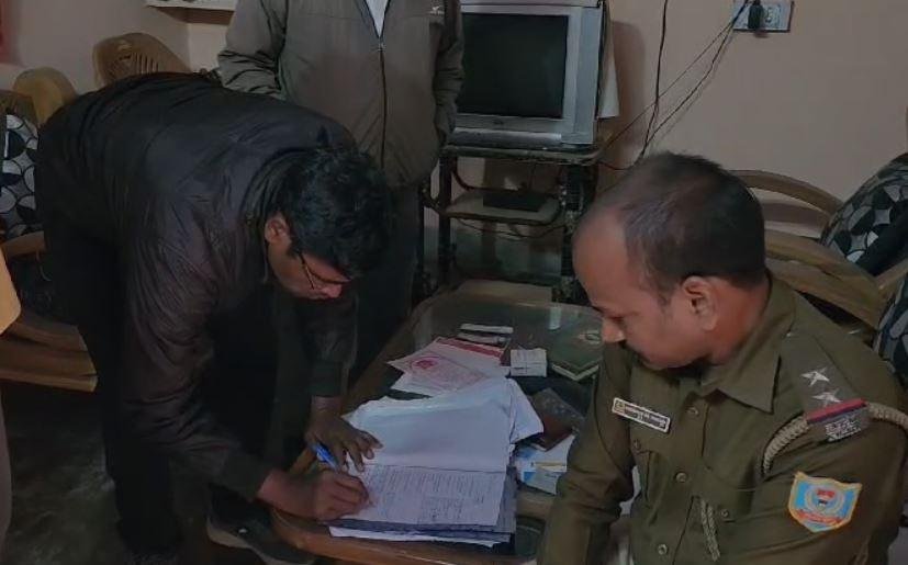 Bokaro Suicide : घटना के बाद मामले की तहकीकात में करती पुलिस