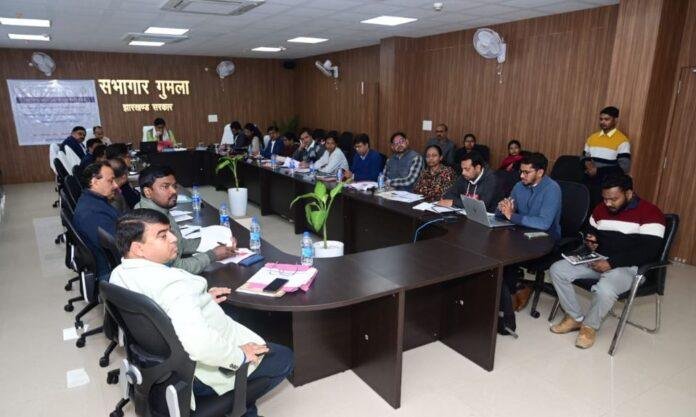Gumla : मंत्री शांतनु ठाकुर ने आकांक्षी जिला कार्यक्रम की प्रगति का किया व्यापक समीक्षा