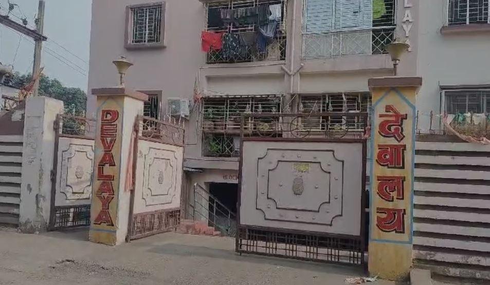 Dhanbad Breaking : रिकॉर्ड रूम के हेड क्लर्क को घूस लेते ACB ने रंगेहाथ दबोचा... 3 22Scope News Dhanbad Breaking : भिस्टी पाड़ा स्थित आवास पर भी एसीबी की छापेमारी