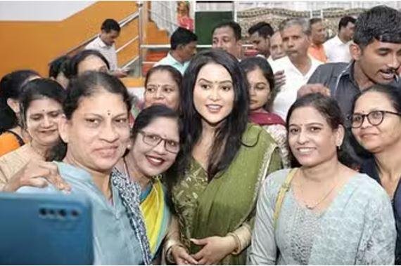 महाराष्ट्र में नई सरकार बनते ही सुर्खियों में सीएम की पत्नी Amruta Fadnavis 4 22Scope News सीएम देवेंद्र फडणवीस की पत्नी की फाइल फोटो