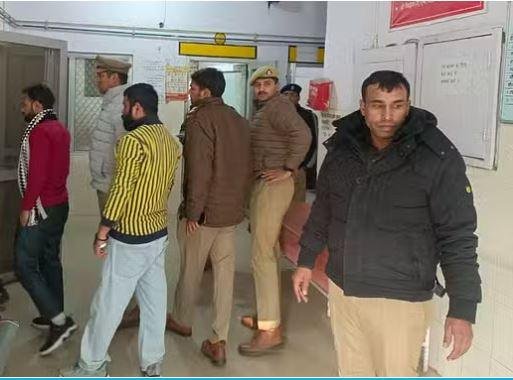 पीलीभीत में एनकाउंटर में घायल सिपाहियों को सीएचसी लेकर पहुंचे साथी पुलिसकर्मी। 