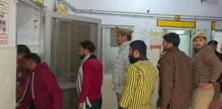 पीलीभीत में एनकाउंटर में घायल सिपाहियों को सीएचसी लेकर पहुंचे साथी पुलिसकर्मी।
