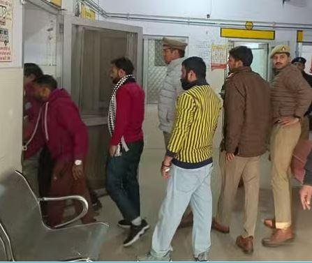पीलीभीत में एनकाउंटर में घायल सिपाहियों को सीएचसी लेकर पहुंचे साथी पुलिसकर्मी।