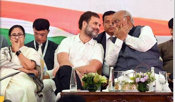 कांग्रेस नेताओं संग ममता बनर्जी की फाइल फोटो
