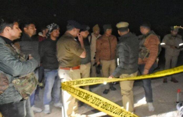 यूपी के गाजीपुर में गहमर थाना क्षेत्र के बारा में एनकाउंटर वाले स्थान पर पहुंचे पुलिस अधिकारी।