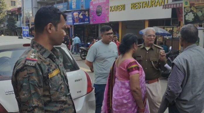 Dhanbad Loot : बाजार आई महिला से दिनदहाड़े सोने के चेन की लूट, जांच में जुटी पुलिस...