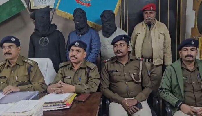 Dhanbad Crime : ऑनलाइन लोन दिलाने का झांसा देकर ठगी करने वाले 3 शातिर साइबर अपराधी गिरफ्तार, कई भाषाओं में...